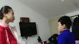 弟弟写作业太慢，被姐姐给打了，这一幕笑坏了爸爸！