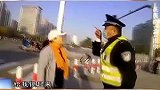 豪横大妈闯红灯，辱骂劝阻民警数十分钟，最后结果大快人心