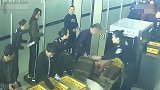 【辽宁】烟瘾太大！男子第一次坐飞机 嘴含打火机过安检