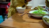 大sao做的拿手菜看着就馋人，老爸和儿子都吃过瘾了