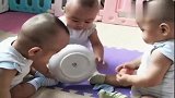 三胞胎小宝宝争夺玩具，这架势亲妈也好无奈，看完不许笑！