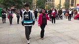 大妈广场秀鬼步舞，舞步动感时尚，老师也跟着一起跳