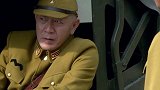 鬼子围成一圈吃饭，老外开车看见了，没想到直接一脚油门压过去！
