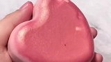 前男友送的心脏造型的香皂，看我一下捏碎它，太解气了