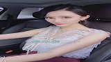 美女被收停车费，看她说了什么，你们都忍住别笑