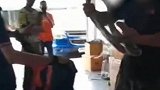 泰国快递员发现包裹会动 打开竟是4米长活体毒蛇