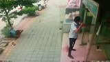 江苏南通一男子持刀抢劫ATM机 作案全程不到一分钟