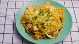 圆白菜孩子不爱吃？试试这样做，好吃易消化，我家经常做