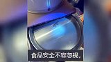 防不胜防！男子用紫光灯照射食品盖，竟发现有更改日期的痕迹