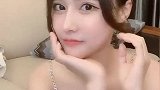 小姐姐笑得好甜啊，锁骨太性感了