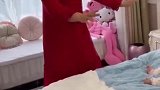 爸爸带娃有多难！宝妈外出，孩子爸穿蕾丝睡衣客串妈妈跳舞哄娃