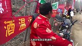 拉面哥家乡糖人艺人现场制作牛气冲天，称拉面哥家乡是旅游区