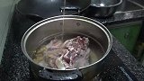 老九请客吃大餐，老腊肉羊肉汤摆了一桌，正好下珍藏的散装白酒