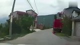 乡间弯道处遇到女司机，这油门给的，我急刹车都躲不了！