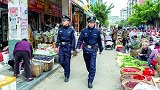 帅呆了！民警闹市巡逻 碰上盗窃嫌疑人 一记锁喉抱摔瞬间拿下