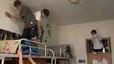 学生寝室里玩捉迷藏，别说蒙眼了睁眼都很难捉到了