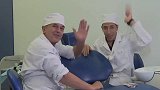 国外恶搞，牙科手术刚做一半，两医生玩起纸牌，病人无奈被晾一边
