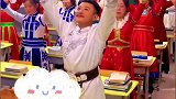中学生课间操跳蒙古舞，在教室就能感受万马奔腾
