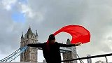 中国舞者在伦敦塔桥双扇飞舞，这是中国式飞天的浪漫