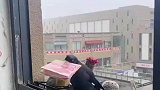 养了一年的八哥，天天出去遛弯
