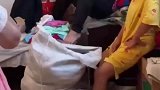 看到十几年前母亲的衣服，爸爸一直留着