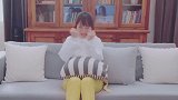杨紫帮李现拍照，饮料上三个字成亮点，网友：就等你们官宣了