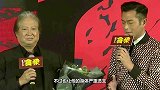 洪金宝近照曝光，头发花白无眉毛，与身后小13岁妻子像父女