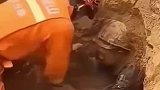 工地突发坍塌工人被埋，消防员徒手刨挖40分钟