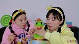 趣味拆箱整蛊“电动响尾蛇”，趁它睡着拿金币，惊险刺激又搞笑