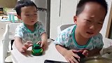 双胞胎抢饭吃,哥哥先下手为强,接下来弟弟的反击太搞笑了!