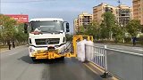 洒水车加装前置护栏清洗架，变身城市中的美容师，这可比清洁工高