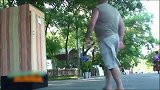 外国搞笑：路人上厕所被整蛊，马桶里突然递出纸巾