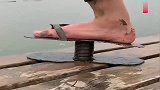 小伙发明的弹簧拖鞋，太牛了