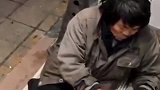四川 流浪汉流浪20年，双腿残疾无法说话！却每天带馒头喂狗狗！治愈系笑容