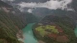 今天冬雨中的怒江第一湾，云雾缥缈，掩映怒江碧绿江水。
