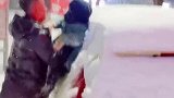 亲妈在拍，亲爹在刷，亲生的儿子把雪刮