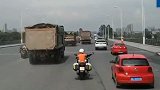 消防车出警遇摩托车骑手开道 私家车让行