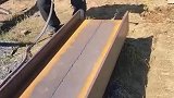 高级技工师傅的电焊操作