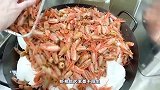 小伙吃虾从不扔虾头，收集一锅炸出虾油做蛋炒饭，太诱人了
