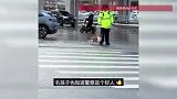 小狗在马路中间徘徊，交警暖心将它护送后，意外获得“小跟班”