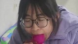 女生拍到室友一口一个火龙果