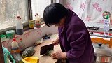 老舅帮忙刨红薯，婆婆高兴的做大锅菜招待，饭桌上还不忘互相叮嘱