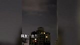 重庆男子拍到天空出现不明光束，持续十分钟后瞬间消失，评论区脑洞大开