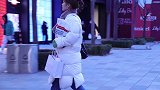 逛街面对零下十度的低温，穿上长款羽绒服是正确选择