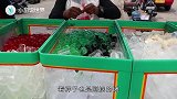 小伙街头摆卖冷饮，5块1杯，每天卖2000杯都不够卖的！