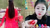 小姐姐直播吃漂亮的头发糖，各种口味随便选，是我向往的生活