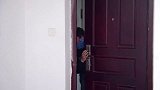 家里进了小偷，美女单凭一局游戏就吓跑了小偷，太逗了