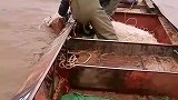 黄河惊险一幕，船都歪成啥样了