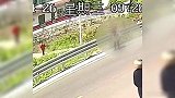 男童横过马路被大卡车带跑，对面大姐焦急大喊：别过来