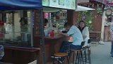 大妈老被跟踪，警察派警犬去跟着保护她，不料当场揪出跟踪狂！